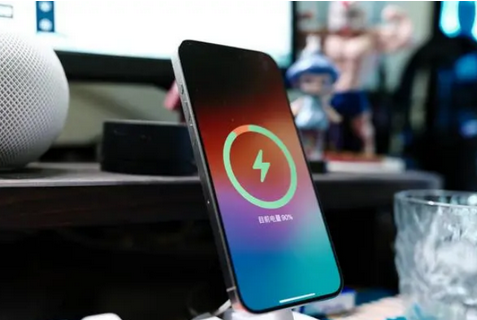 临夏县苹果15换屏服务分享用什么充电器给iPhone15充电更好 